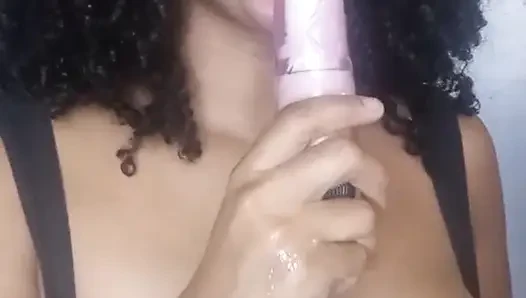 Mainin vibratorku sampai beleleh banget