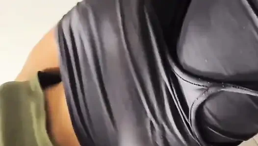 Анальный сквирт так горячий в торговом центре и трах пальцами розовой киски