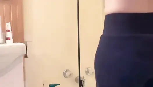 Hana waschen ihre haare auf der badewanne, kleine titten, so schön