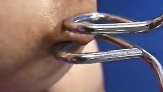 Gadis seksi toketnya dijepit sambil kaki dan tangannya diikat