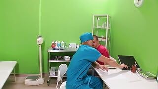O pacientă sexy se excită în timp ce îl vizitează pe doctorul sexy