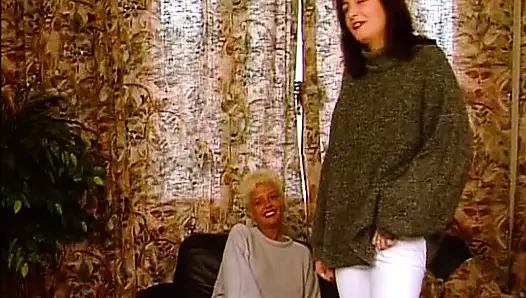 Cewek lesbian jerman saling menyentuh satu sama lain