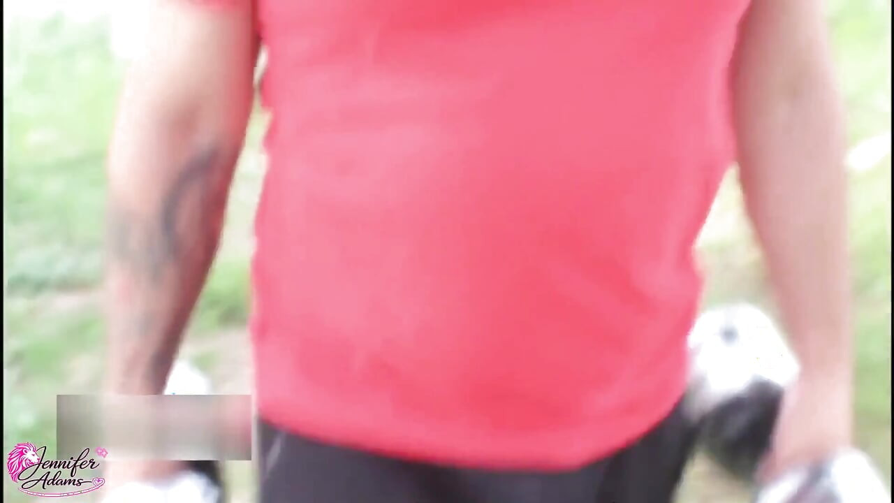 Aku sange nonton adik tiriku lagi jongkok dan aku minta dia aku diam-diam kalau dia nggak mau aku buka-bukaan