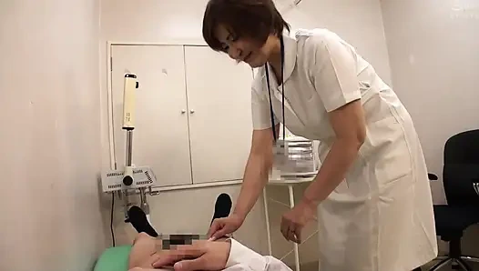 Büyük memeli olgun kadın iş yerinde dölleme seksi