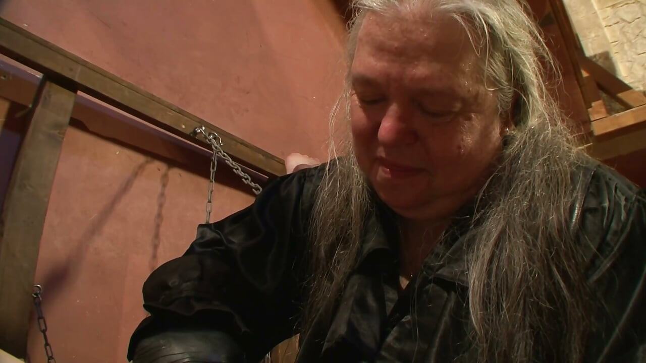 Vezana pička raširena široko rukavicama i ogromnim igračkama