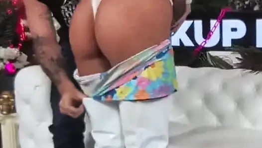 Sasha lagi asik nyepong sampai dicrot di dalam!