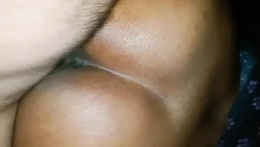 Yeni Hintli evli kadın arkadaşının kocasıyla evde değil