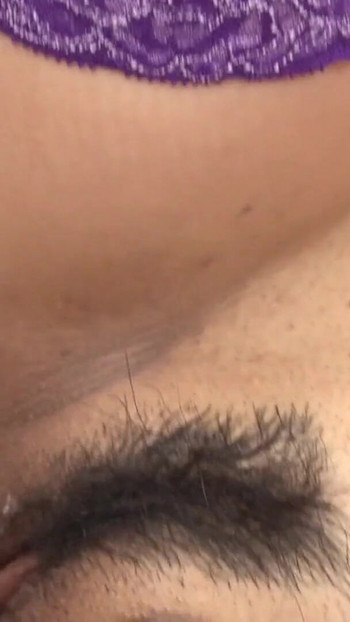 Snažan trenutak iz "BABE ENJOYS SUCKING TWO HUGE COCKS BEFORE A COCK"