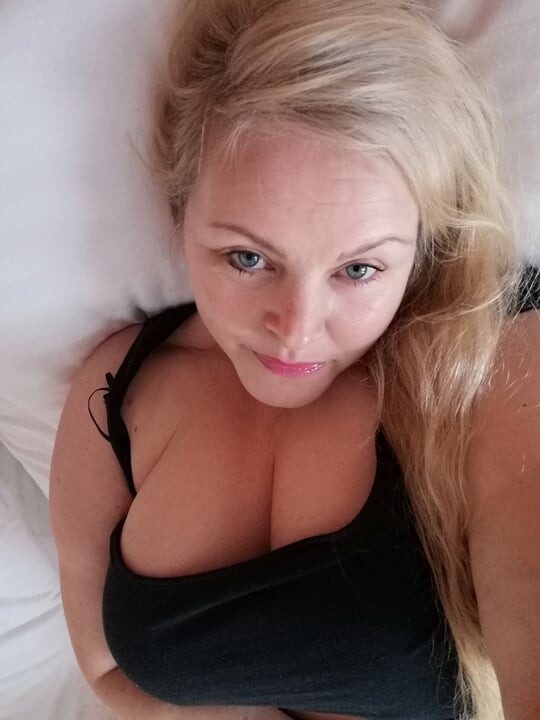 Zrela milf kitty queen u kadi sa svojim vibratorom - domaća prava žena sa velikim sisama masturbira do pravog orgazma