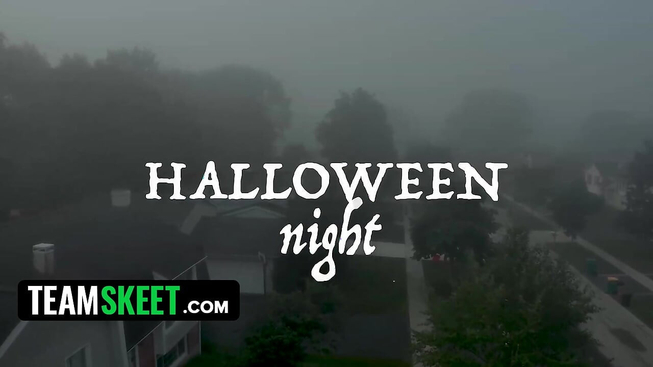 Camila cortez lagi asik membintangi parodi spooky slasher hot banget