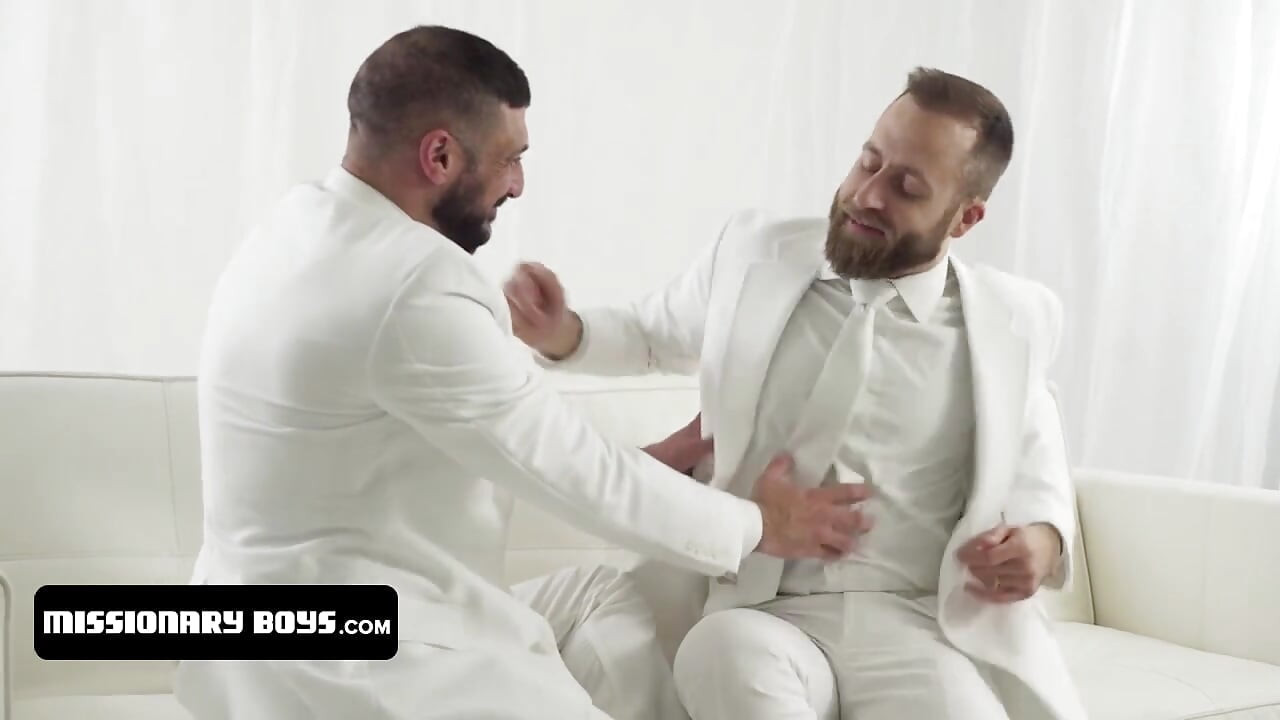 Sacerdotes musculosos disfrutando de sus deseos pecaminosos
