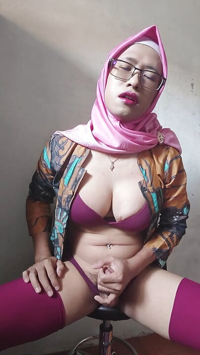 hijaab kinnar apne vishaal land ko marorte hue