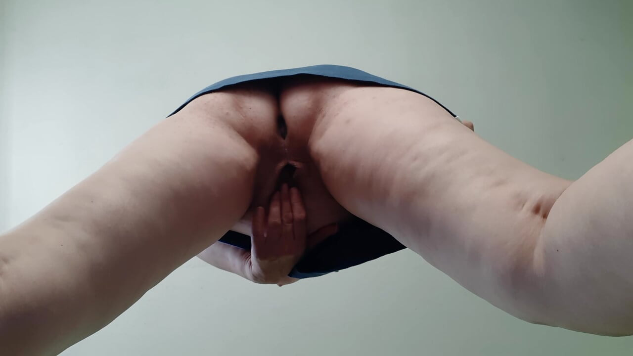 A secretary risky masturbates in the office while her boss is out for lunch