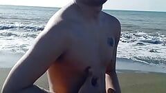 Dögös ázsiai tini fiú cumsot a tengerparton
