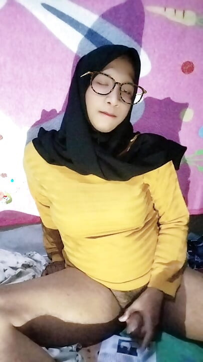 Hijab-clad waria wants to come home from work wanting to blow and sniff