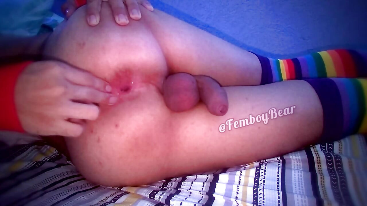 Femboy u duginim bojama postaje napaljen