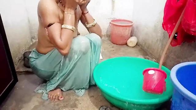 Saw the Neighbor Sister-in-law Taking a Bath