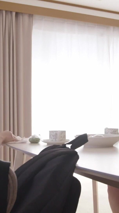 의붓딸의 처녀 남친과 함께 즐기는 음란한 거유 밀프. | 클립 1