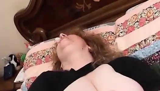 Amateur fat woman plays in her bed with some dildos
