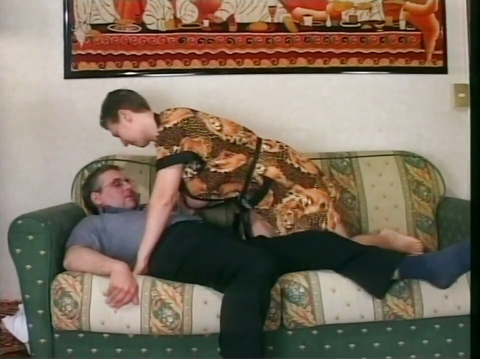 Una puta cachonda amateur chupa una gran polla. - (película original completa)