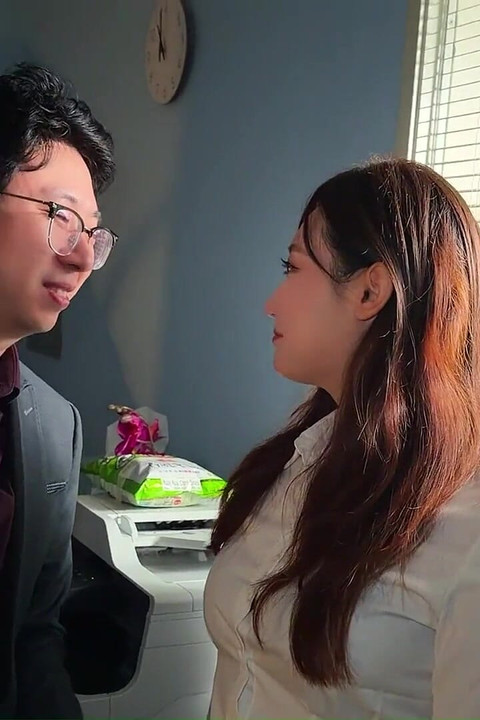 Asian Office Girl Cheating Boss Explodes in the Office