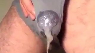 Sperma sprudelt durch Unterwäsche