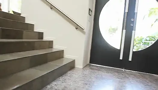 Lesbian fetish cantik bermain dengan anal plug
