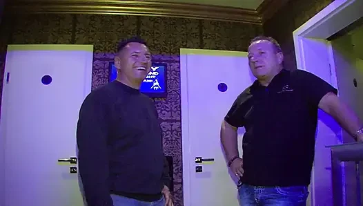 Татуированную грудастую немецкую милфу жестко трахнули на свинг-вечеринке