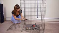 Self-bondage in una gabbia