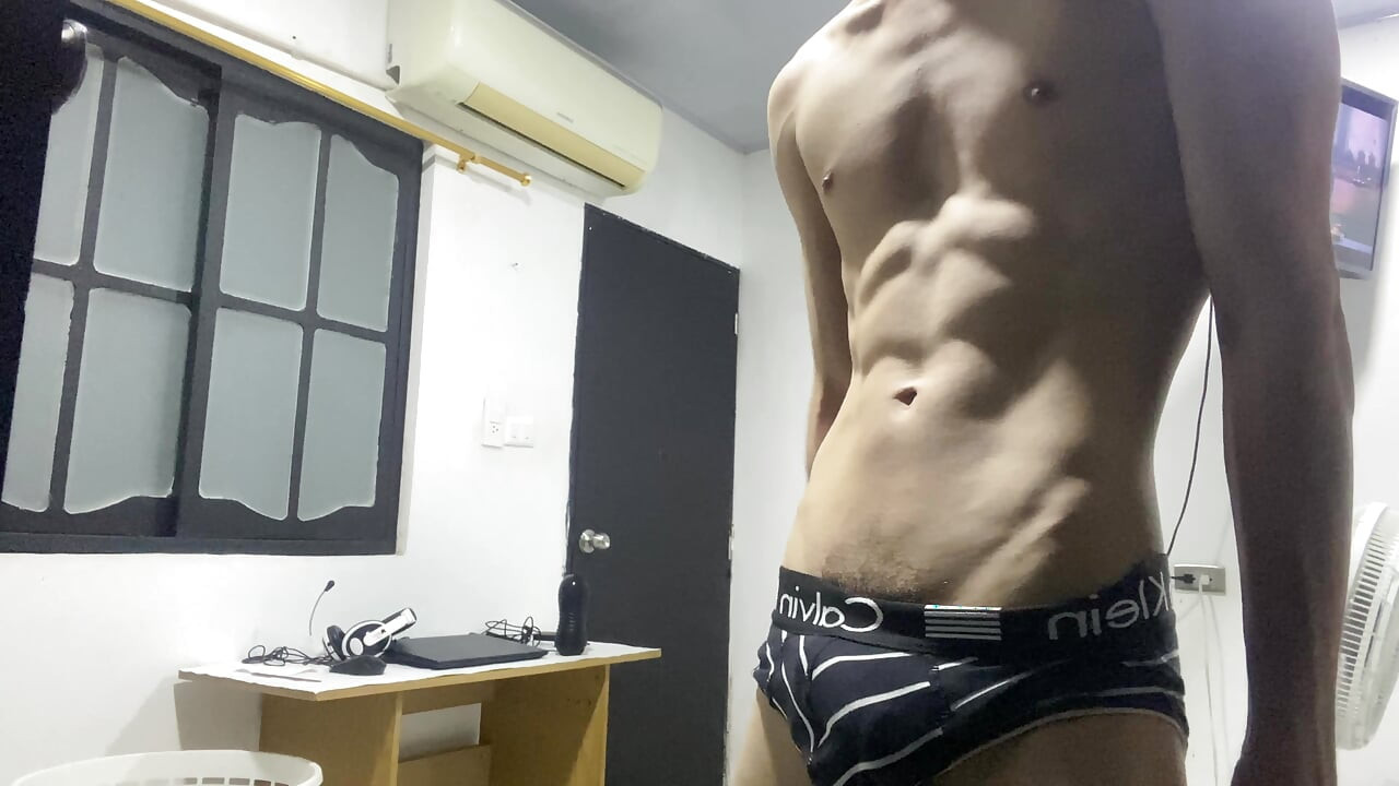 TWINK SVRŠAVA S PUNO MLIJEKA I KORISTI FLESHLIGHT