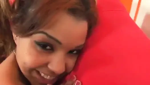 Gadis remaja dengan pantat bahenol ini lagi asik dipuasin sama cowok kulit hitam yang lagi sange