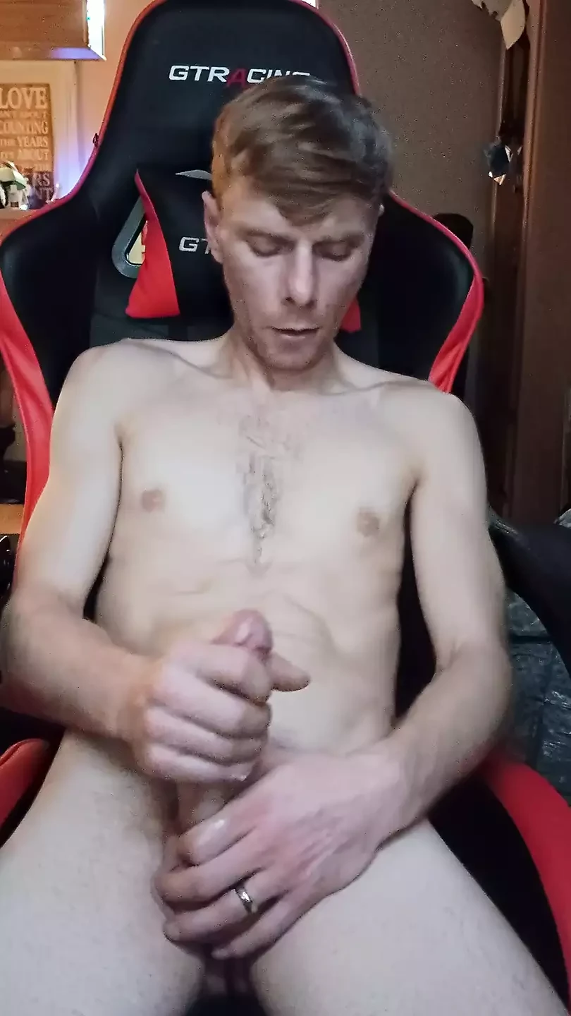 年轻的热辣twwink玩弄他的鸡巴并自慰