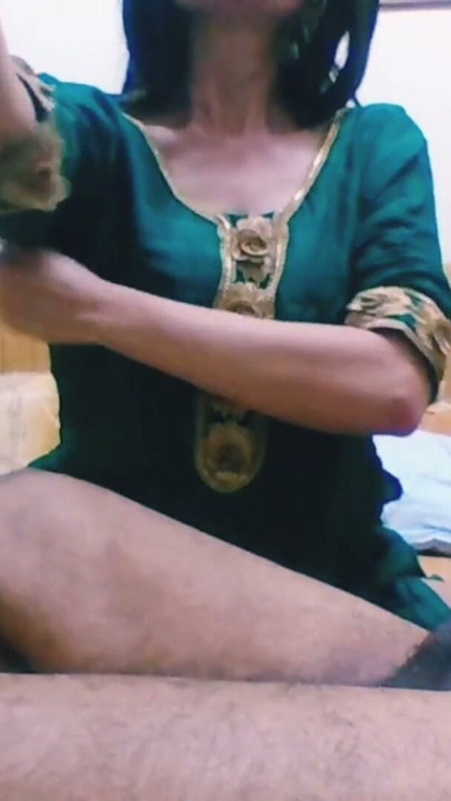 Só Coloca a Mão no Meu Pau e Me Ajuda a Gozar | Clipe 1