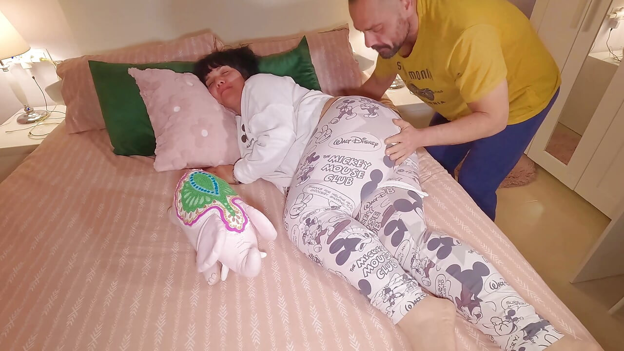 Stepmother-in-law, Let's Have Sex Quickly, My Wife Is About to Arrive Home
