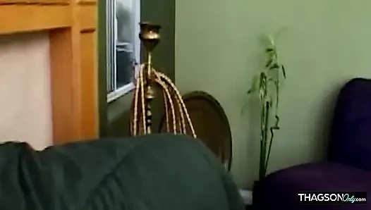 Geile MILF fickt muschi und nimmt pulsierenden schwanz tief in den hals