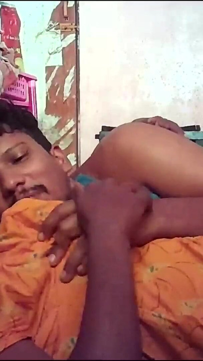 Detik emosi dari "isteri rumah kampung India bercium romantik dan buah dada menekan"