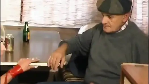 Ein perverser opa kommt, um seine eier aus dem bus einer Hure zu bekommen.