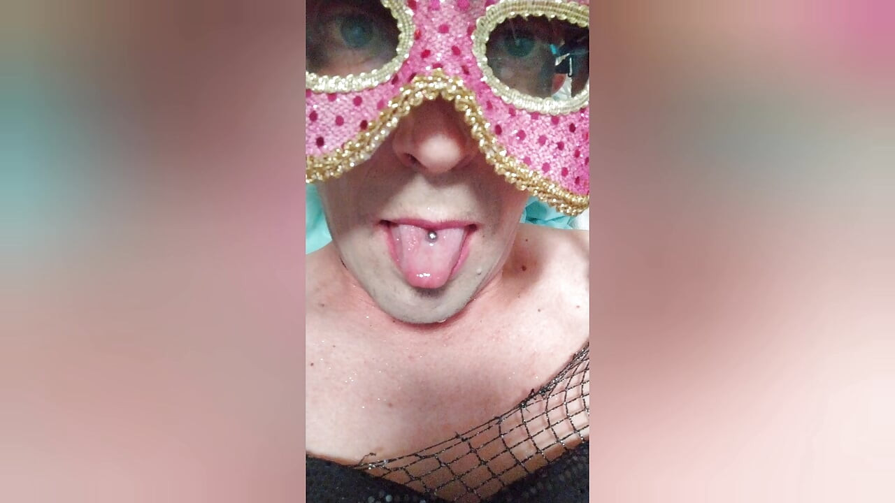 Kurvasti transvestit se igra na web kameri