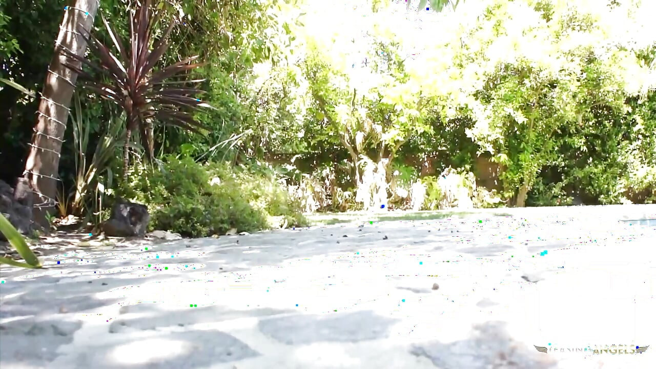 穿着高跟鞋的黑发女郎被后入和其他姿势