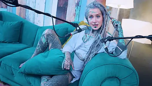 H hakkında konuşuyorum - mutluluk - asmr podcast sfw konuşuyor gotik sıska kız dreadlocks dövmeli model dövmeli kız