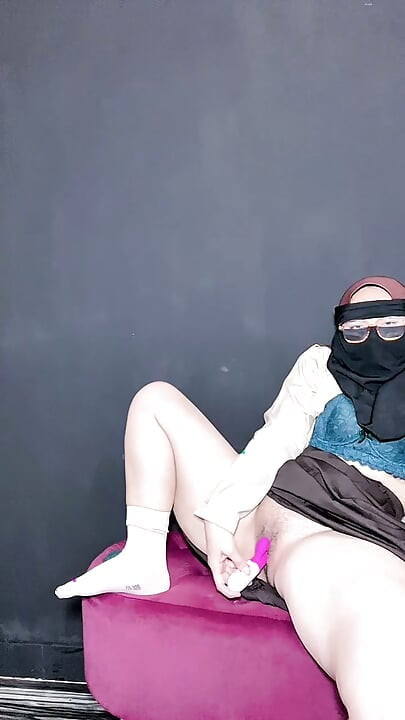 Studentă cu văl hijab face sex după ore, iese puțin