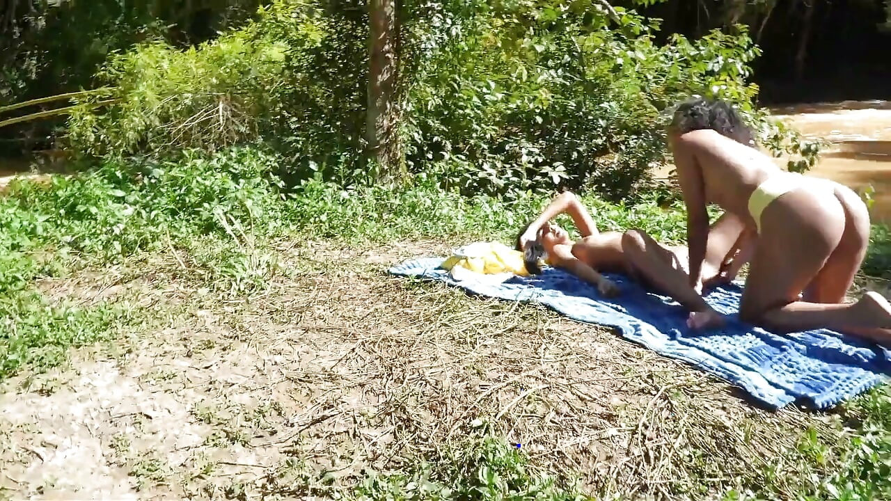 Tras bambalinas del rodaje, dos latinas de piel oscura se deleitan mutuamente con la naturaleza