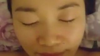 Dikke gezichtsbehandeling op Aziatisch meisje