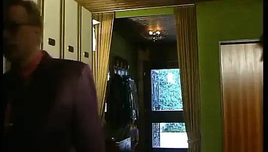 Vollbusige milf wird auf dem bett gepflügt