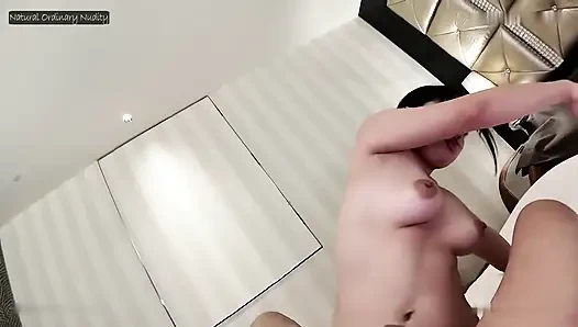 Bakış açısı kırsal masumiyet, gür kıvrımlı adil tenli ince güzellik kalın bir arzusunu kucaklıyor ve iki döl alıyor
