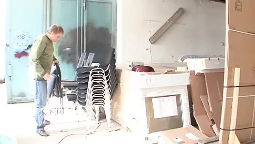 Sarışın, azgın olgun orta yaşlı seksi kadın pirsingli ıslak amını ateşli boşalmaya kadar büyük bir yarakla siktiriyor