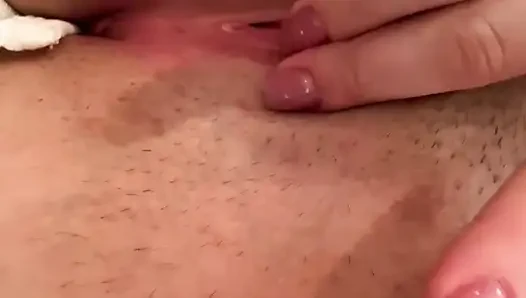 Murid nakal ini ngocok kontol memek sempitnya untuk diuji sama kamera gurunya