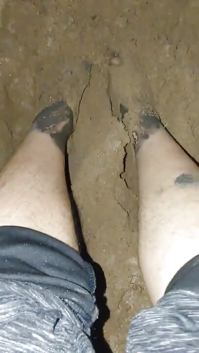 Jogando descalça na areia