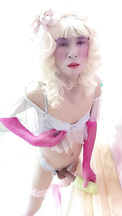 transseksualna Le ubrana w seksowne ubrania porno grając na stojąco.
