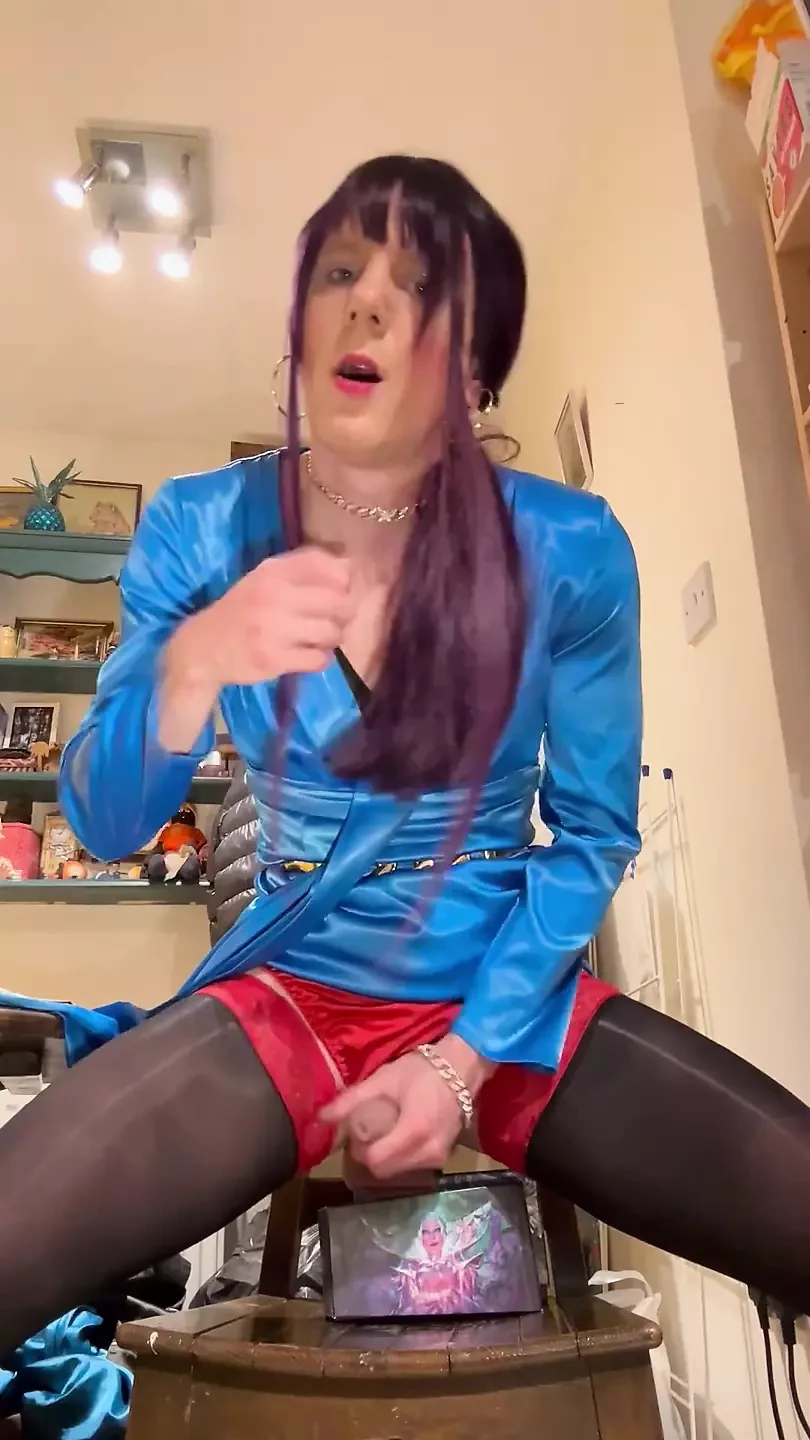 Jess Silk dildoya biniyor